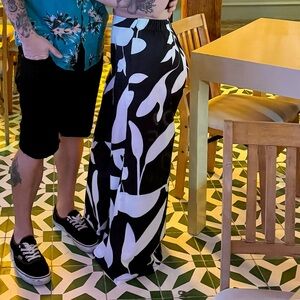 Wide leg, patterned pants with stretch waist band